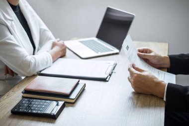 İşveren bir iş görüşmesi için işadamı dinle için gelen