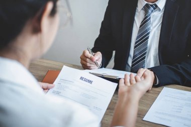 İşveren veya komite konuşma duri ile bir özgeçmiş okuma tutan