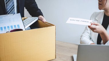 Stresli işadamı işveren ve paketten işten kovulan mektup aldı