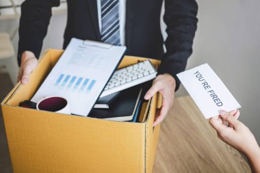 Stresli işadamı işveren ve paketten işten kovulan mektup aldı