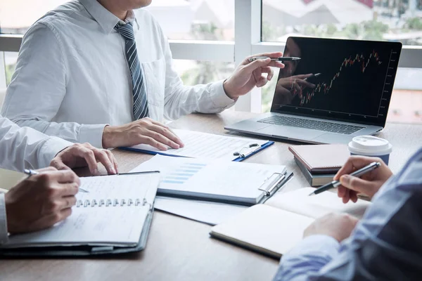 Discussão da equipe de negócios sobre reunião para planejamento de investimento tradi — Fotografia de Stock