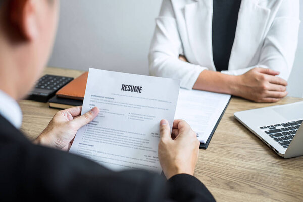 Работодатель прибывает на собеседование, бизнесмен слушает может
