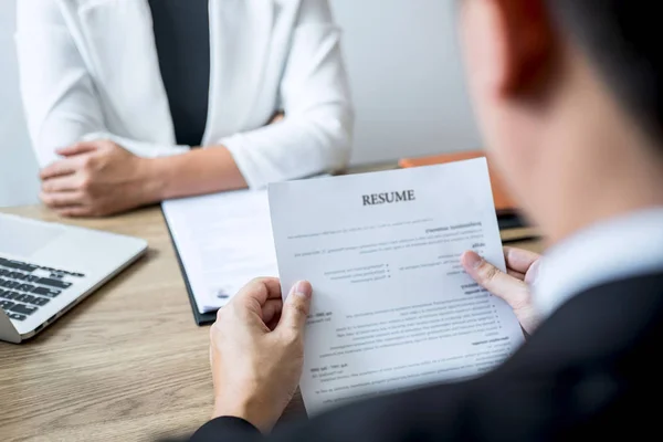 Empleador que llega para una entrevista de trabajo, empresario escuchar lata — Foto de Stock