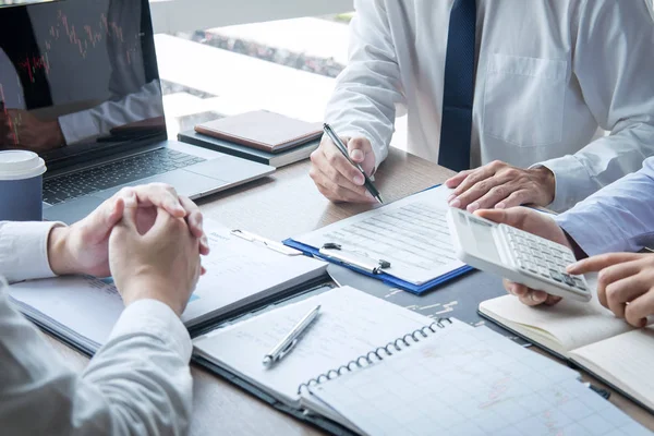 Business-Team-Diskussion über Treffen zur Planung von Investitionstradi — Stockfoto