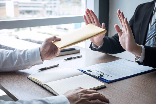 Концепция борьбы со взяточничеством и коррупцией, Отказ бизнесмена и d
