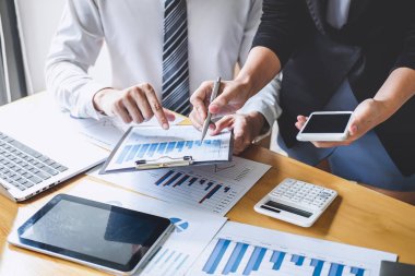Profesyonel iş ortağı planlama fikirleri ve pres tartışıyor