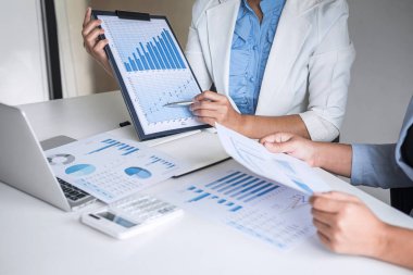 Yönetici iş kadını ekibi toplantı üzerinde beyin fırtınası görüşmek üzere