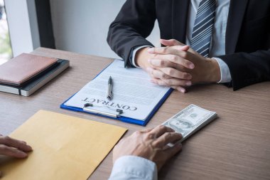 Yasadışı para dürüst hile, İşadamı rüşvet mo veren