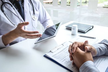 Doktor hasta ile konuşmak açıklamak tartışırken