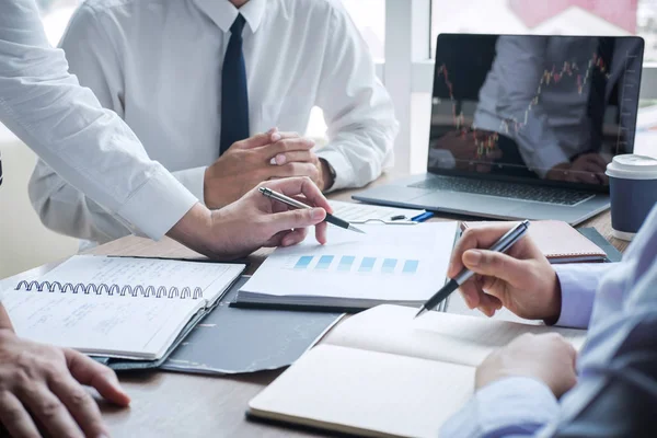 Debate del equipo empresarial sobre la reunión para planificar la inversión tradi — Foto de Stock