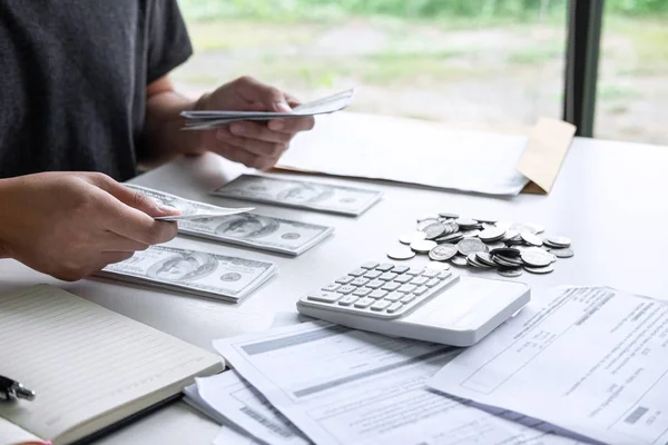 Imagens de empilhamento pilha de moeda e Marido usando calculadora para cal — Fotografia de Stock