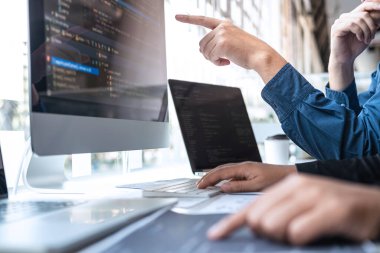 Bir yazılım taşeronlama ve kodlama teknolojisi, yazma kodları ve veritabanı üzerinde çalışan bir web sitesinde Profesyonel Geliştirici İşbirliği toplantısı ve beyin fırtınası ve programlama.