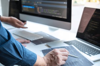 Bir yazılım ve kodlama teknolojisi, yazma kodları ve veritabanı üzerinde çalışan bir web sitesinde Profesyonel Geliştirici İşbirliği Toplantısı ve Beyin Fırtınası ve Programlama Takımı.
