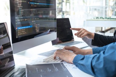 Bir yazılım taşeronlama ve kodlama teknolojisi, yazma kodları ve veritabanı üzerinde çalışan bir web sitesinde Profesyonel Geliştirici İşbirliği toplantısı ve beyin fırtınası ve programlama.