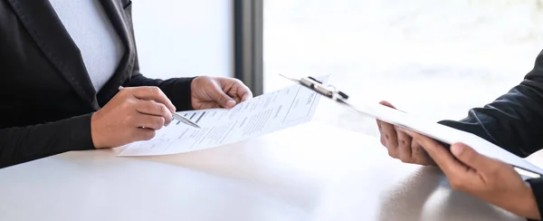 Empregador Chegando Para Uma Entrevista Emprego Empresária Ouvir Respostas Candidatas — Fotografia de Stock