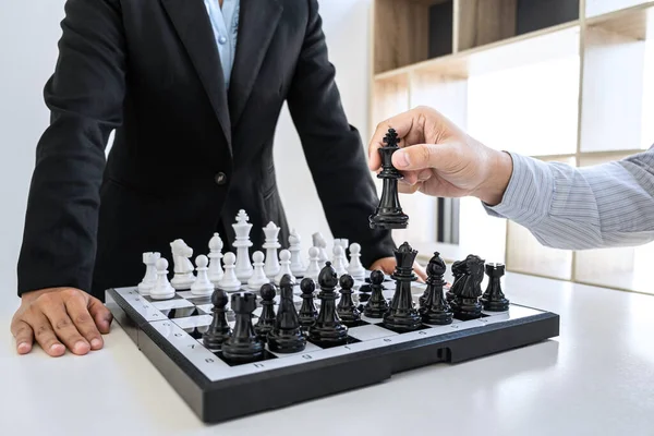 Empresário Empresária Jogando Xadrez Pensando Sobre Queda Estratégia Derrubar Equipe — Fotografia de Stock