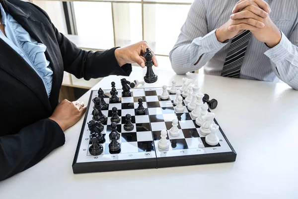 Empresário Empresária Jogando Xadrez Pensando Sobre Queda Estratégia Derrubar Equipe — Fotografia de Stock