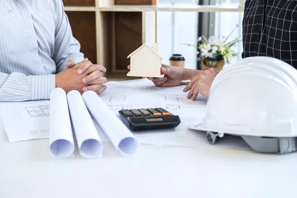 Equipe Engenharia Arquiteto Reunindo Discutindo Sobre Modelo Projeto Construção Enquanto — Fotografia de Stock