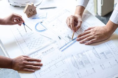 Mühendislik ya da mimar ekibi, mimari proje çizimi hakkındaki bilgileri incelerken planlar ve inşa modelleri hakkında da tartışıyor..