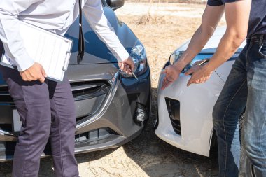 Sigorta acentesi, rapor formunda kazadan sonra arabanın hasarını inceledi..