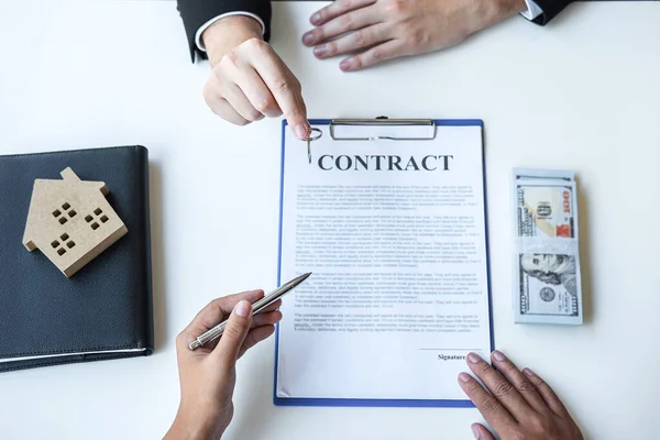 Emlak Komisyoncusu Emlak Sözleşmesi Formunu Müşteriye Işaret Ederek Onaylanmış Mortgage — Stok fotoğraf