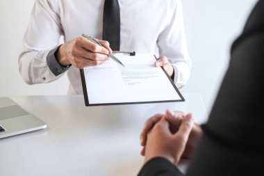 İşveren iş görüşmesine geliyor, iş kadını adayını dinliyor. Profili ve konuşma dilindeki rüya işini anlatıyor. Yönetici koltuğunda oturuyor..