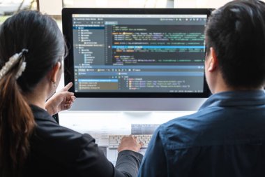 Bir yazılım ve kodlama teknolojisi, yazma kodları ve veritabanı üzerinde çalışan bir web sitesinde Profesyonel Geliştirici İşbirliği Toplantısı ve Beyin Fırtınası ve Programlama Takımı.