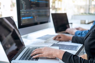 Bir yazılım taşeronlama ve kodlama teknolojisi, yazma kodları ve veritabanı üzerinde çalışan bir web sitesinde Profesyonel Geliştirici İşbirliği toplantısı ve beyin fırtınası ve programlama.