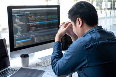 Çalışmaktan yorulmuş, programlama web sitesinde çalışan bir yazılım ve kodlama teknolojisi, kod ve veri kodu, HTML, PHP ve javascript ile programlama.