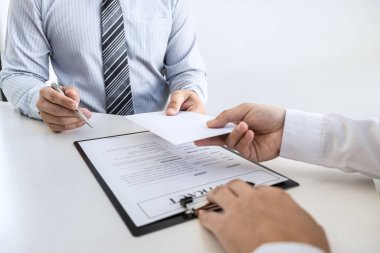 İş dünyasının yasadışı parasında sahtekarlık yapan işadamı, iş adamlarına yatırım, rüşvet ve yolsuzluk anlaşmasını başarılı kılmak için zarf içinde rüşvet alıyor..