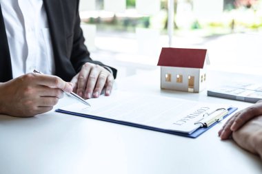 Emlak komisyoncusu, sözleşme formuna ve müvekkil sözleşmesi imzalayan gayrimenkul sunumuna onaylı mortgage başvurusu formu, mortgage kredisi satın alma ve ev sigortası için.