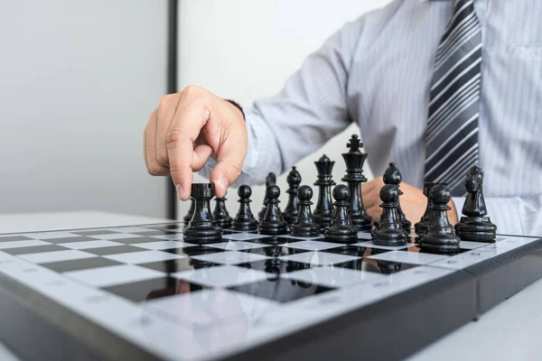 Affärsman Spelar Schack Och Tänker Strategi Krasch Störta Det Motsatta — Stockfoto