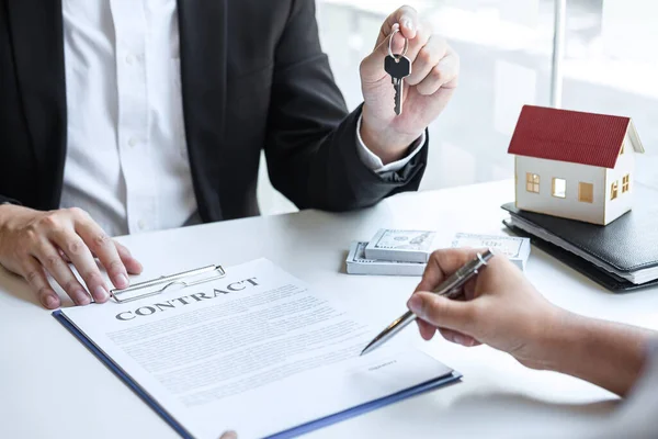 Estate Agent Giving House Keys Client Signing Agreement Contract Real — Stock Photo, Image