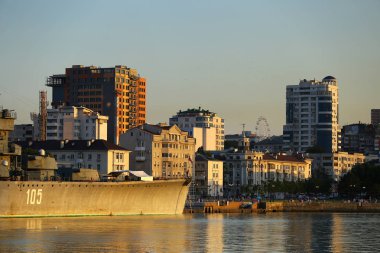 batan güneşin ışınları kentsel peyzaj. setin. mimari stilleri çeşitli