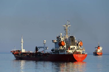   güneşli bir deniz gemi