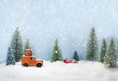 Kar ve kar taneleri neşeli Noel tebrik kartı köknar ağaçlarıyla