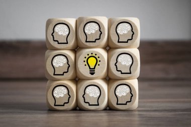 Beyin fırtınası ve ampul ekip çalışması ile dices cubes