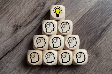 Beyin fırtınası ve ampul ekip çalışması ile dices cubes
