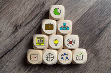 Beyin fırtınası ve ampul ekip çalışması ile dices cubes