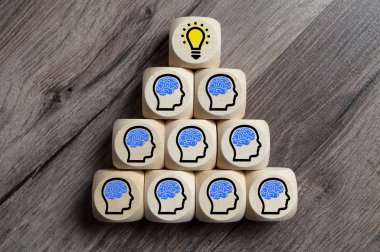 Beyin fırtınası ve ampul ekip çalışması ile dices cubes