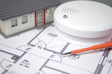 Duman dedektörü ile bir ev ve alevler