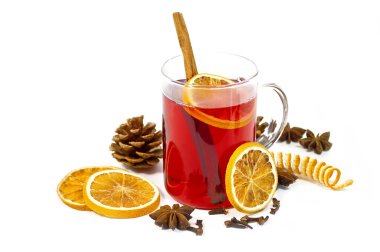 Noel mulled şarap veya gluhwein baharat ve tablo, kış tatil günlerinde geleneksel içki portakal dilimleri ile