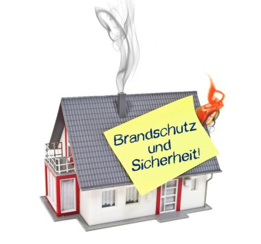 Duman dedektörü ile bir ev ve alevler