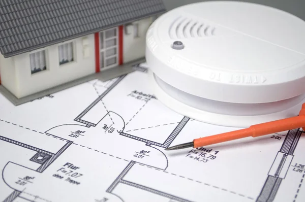 Duman dedektörü ile bir ev ve alevler