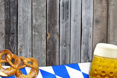 Geleneksel Alman Bavyera Festivali Oktoberfest çubuk kraker ile bira ve gingerbread kalp