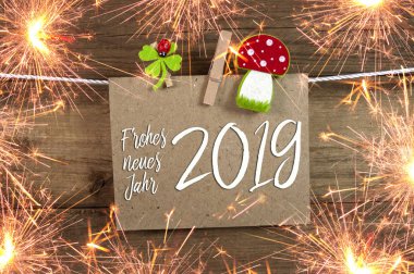 Etiket işareti ve mutlu yeni yıl yeni yıl arifesinde 2019 ile ve yonca ile kara tahta