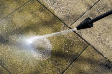 Yüksek basınçlı bir süpürge ile Bahçe temizleniyor