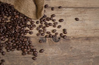 Kahve çekirdekleri ve bir fincan kahve doğal kahverengi ahşap üzerine yazı tahtası