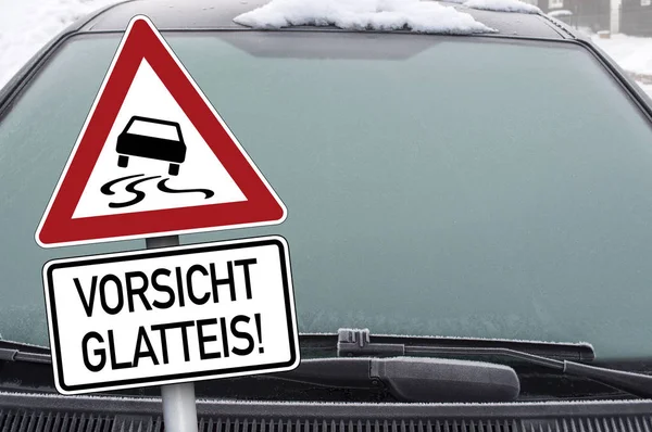 Armaturenbrett Auto Mit Warnschild Bei Nässe Rutschig Glatteis Glatteiswarnung — Stockfoto