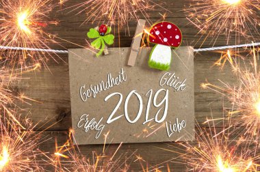 Etiket işareti ve mutlu yeni yıl yeni yıl arifesinde 2019 ile ve yonca ile kara tahta